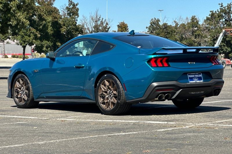 Ford Mustang Vehicle Full-screen Gallery Image 05