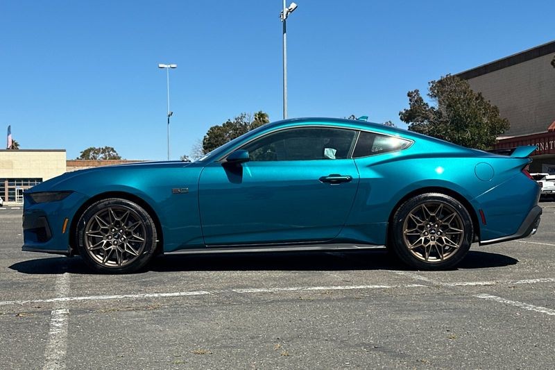 Ford Mustang Vehicle Full-screen Gallery Image 06
