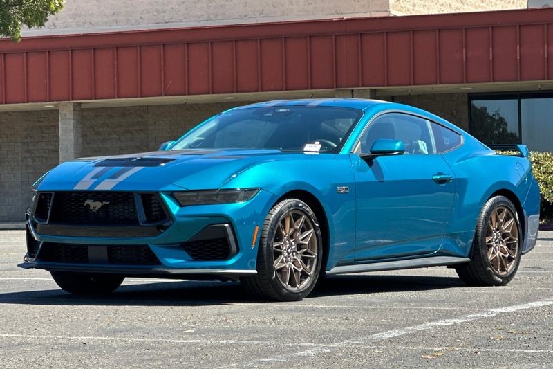 Ford Mustang Vehicle Full-screen Gallery Image 07