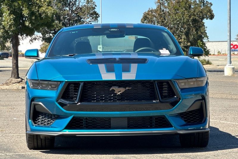 Ford Mustang Vehicle Full-screen Gallery Image 08