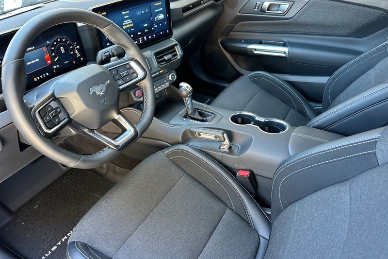 Ford Mustang Vehicle Full-screen Gallery Image 09