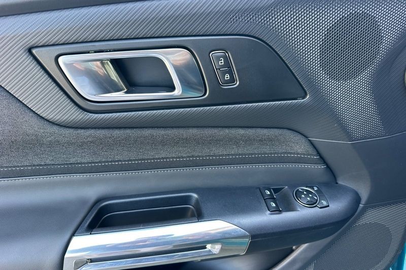 Ford Mustang Vehicle Full-screen Gallery Image 10