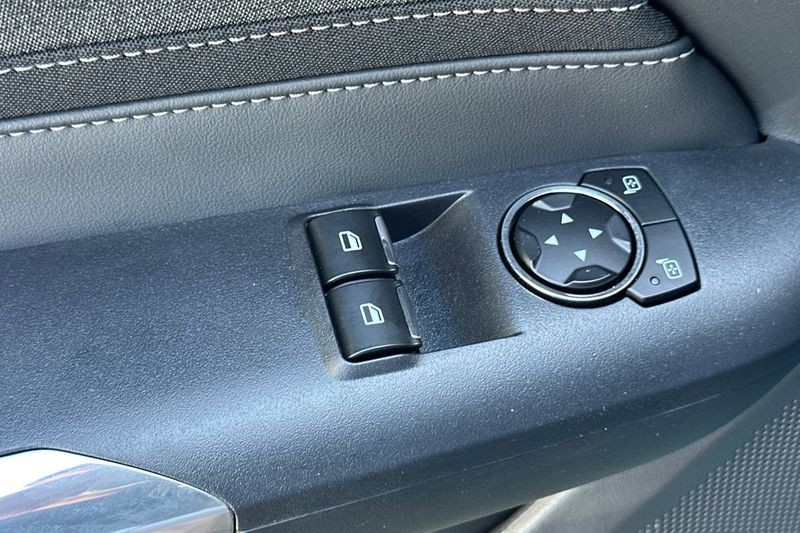 Ford Mustang Vehicle Full-screen Gallery Image 11