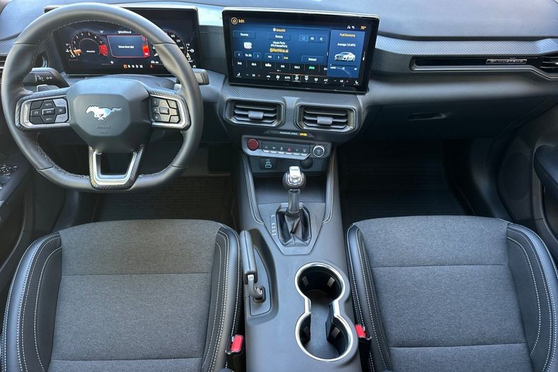 Ford Mustang Vehicle Full-screen Gallery Image 13