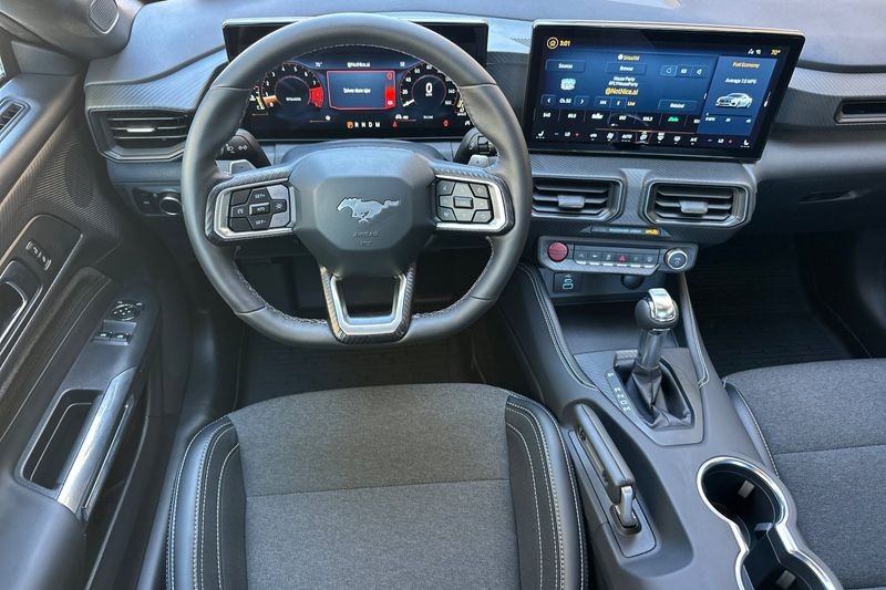 Ford Mustang Vehicle Full-screen Gallery Image 14