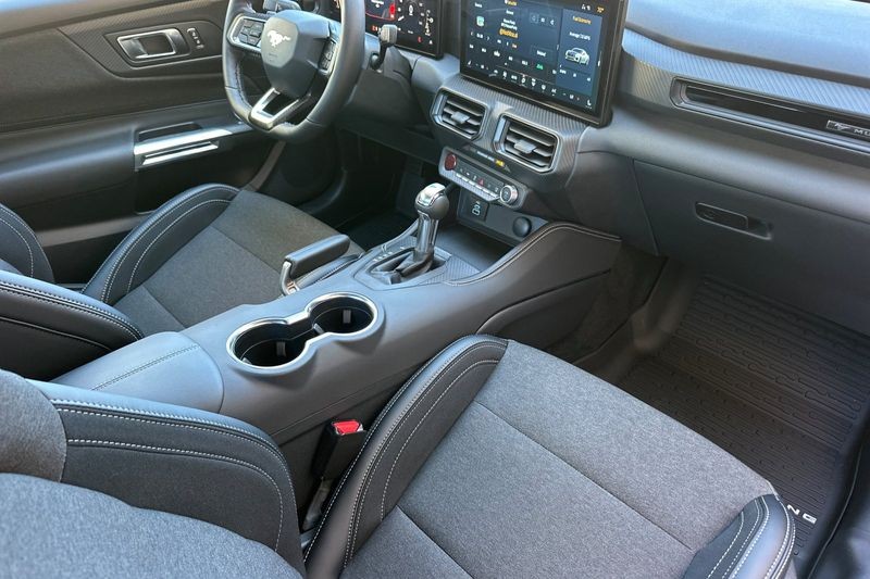 Ford Mustang Vehicle Full-screen Gallery Image 15