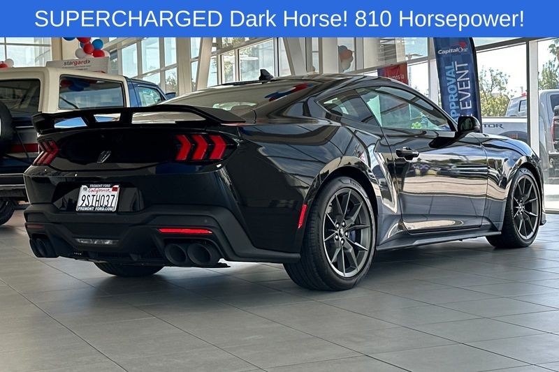 Ford Mustang Vehicle Full-screen Gallery Image 03