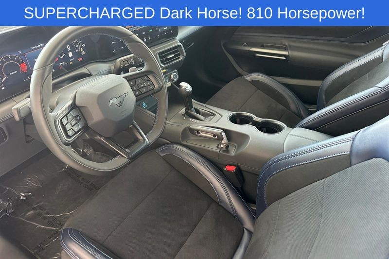 Ford Mustang Vehicle Full-screen Gallery Image 09