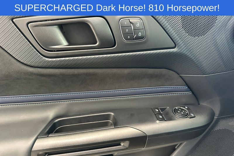Ford Mustang Vehicle Full-screen Gallery Image 10