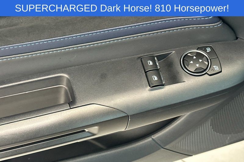 Ford Mustang Vehicle Full-screen Gallery Image 11