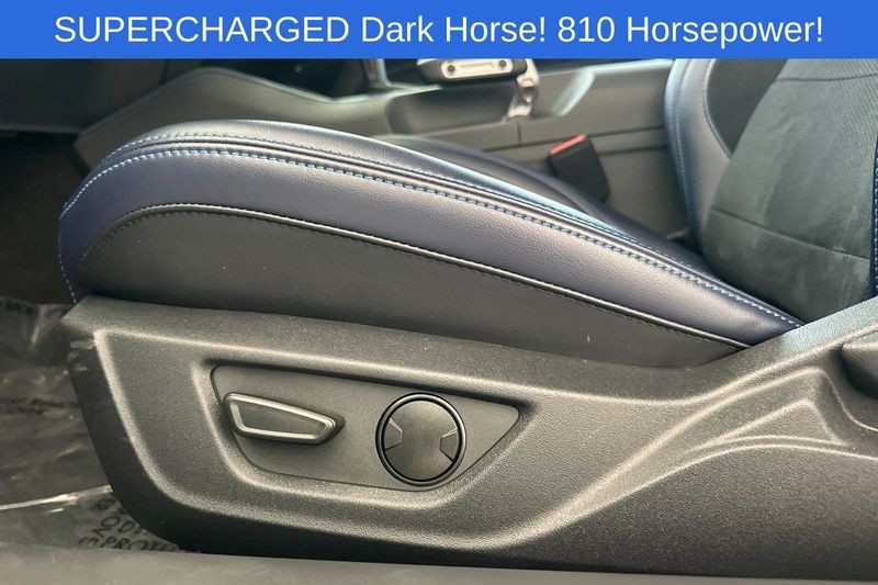 Ford Mustang Vehicle Full-screen Gallery Image 12