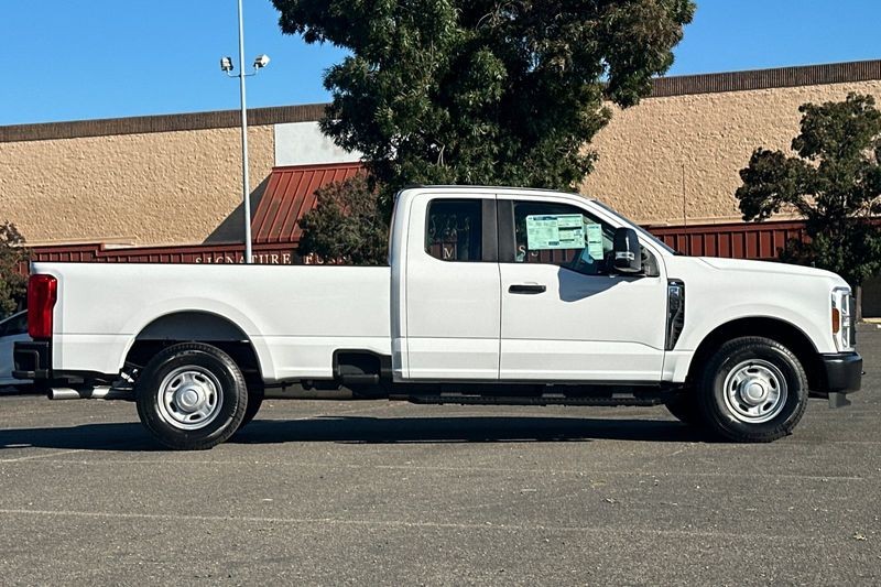 Ford F-250SD Vehicle Full-screen Gallery Image 02