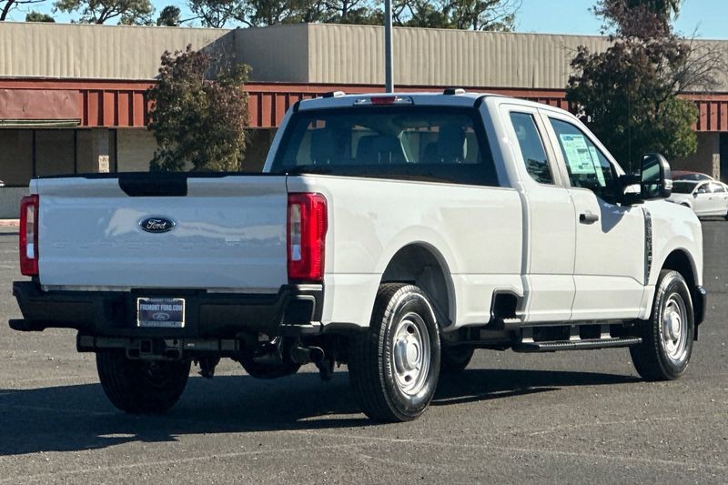 Ford F-250SD Vehicle Full-screen Gallery Image 03