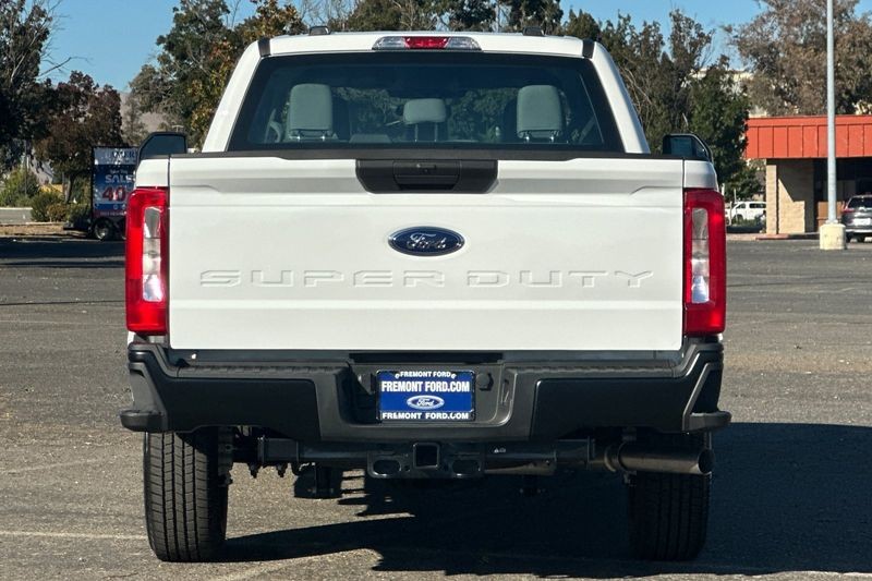 Ford F-250SD Vehicle Full-screen Gallery Image 04