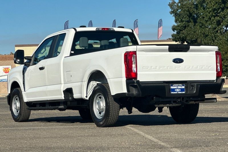 Ford F-250SD Vehicle Full-screen Gallery Image 05