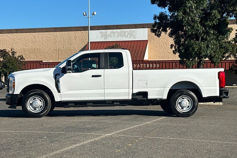 Ford F-250SD Vehicle Full-screen Gallery Image 06