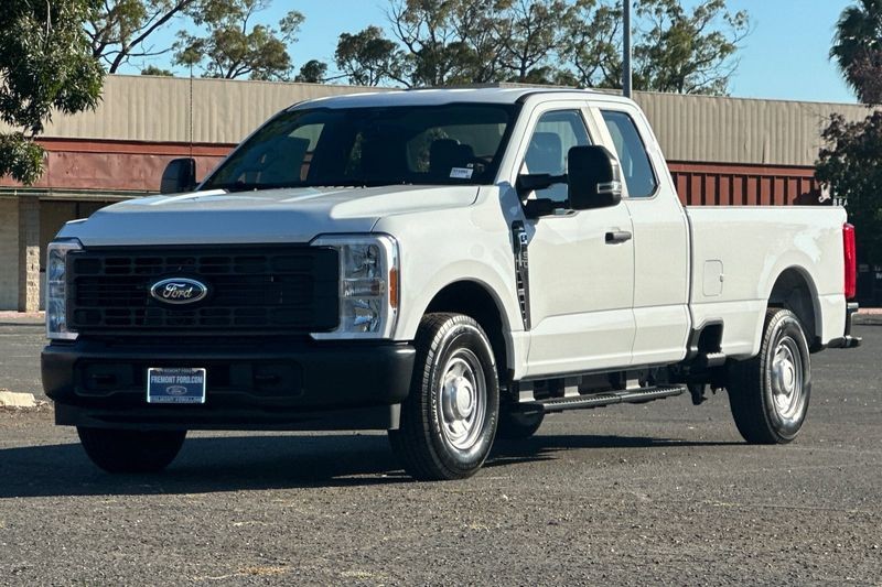 Ford F-250SD Vehicle Full-screen Gallery Image 07