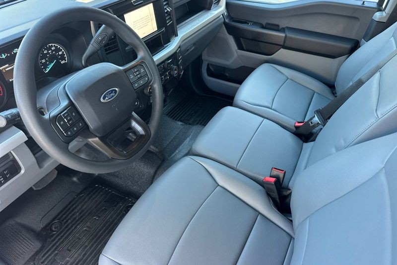 Ford F-250SD Vehicle Full-screen Gallery Image 09