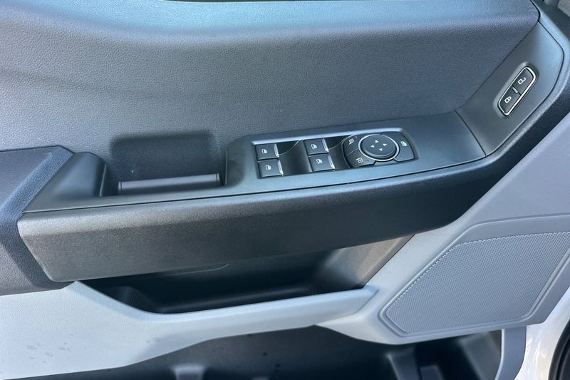 Ford F-250SD Vehicle Full-screen Gallery Image 10