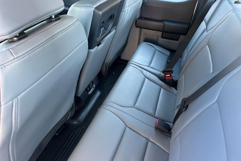 Ford F-250SD Vehicle Full-screen Gallery Image 12