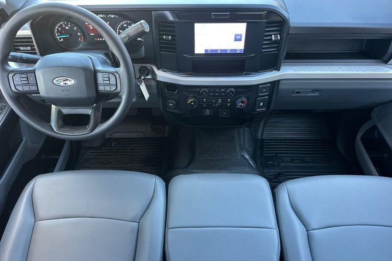 Ford F-250SD Vehicle Full-screen Gallery Image 14