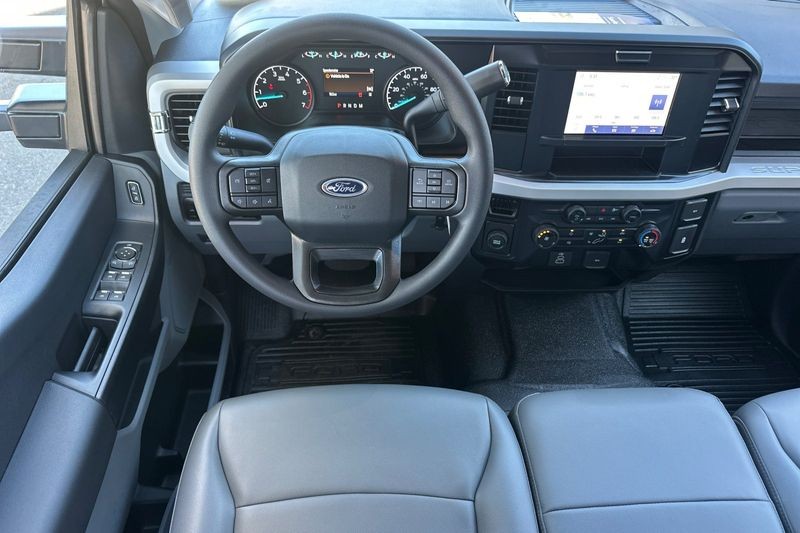 Ford F-250SD Vehicle Full-screen Gallery Image 15