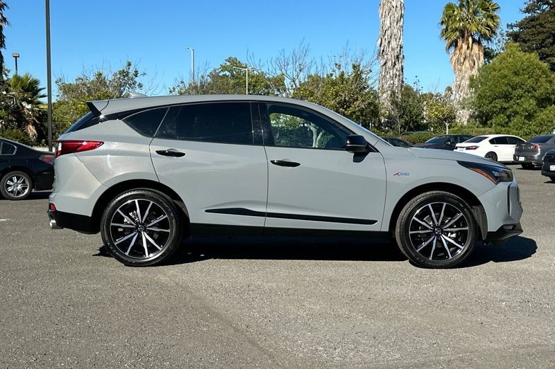 Acura RDX Vehicle Full-screen Gallery Image 02