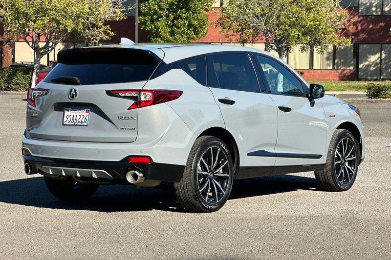 Acura RDX Vehicle Full-screen Gallery Image 03