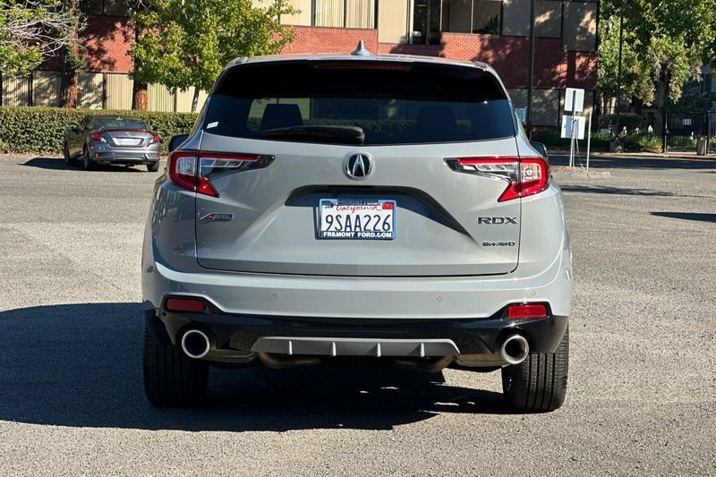Acura RDX Vehicle Full-screen Gallery Image 04
