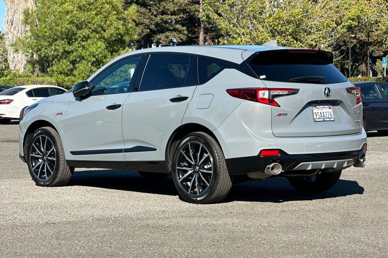 Acura RDX Vehicle Full-screen Gallery Image 05
