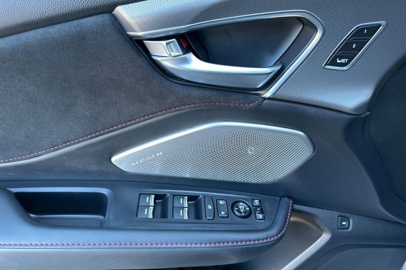 Acura RDX Vehicle Full-screen Gallery Image 11