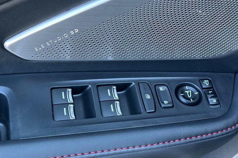 Acura RDX Vehicle Full-screen Gallery Image 12