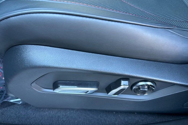 Acura RDX Vehicle Full-screen Gallery Image 13