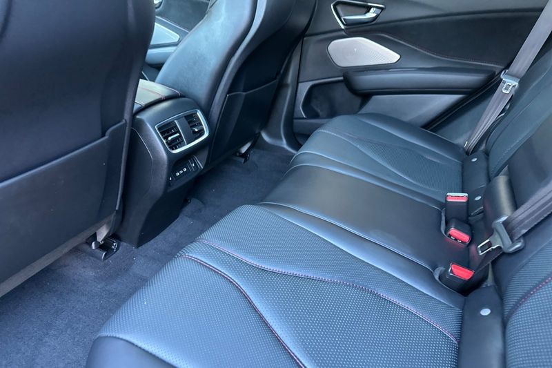Acura RDX Vehicle Full-screen Gallery Image 14
