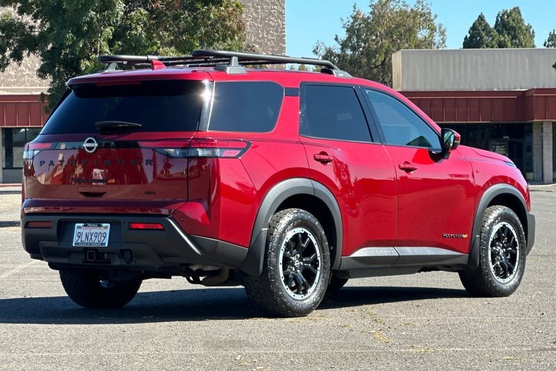 Nissan Pathfinder Vehicle Full-screen Gallery Image 03