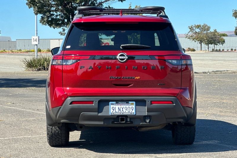 Nissan Pathfinder Vehicle Full-screen Gallery Image 04