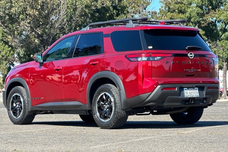 Nissan Pathfinder Vehicle Full-screen Gallery Image 05
