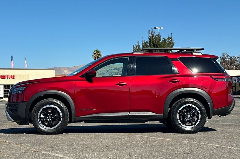 Nissan Pathfinder Vehicle Full-screen Gallery Image 07