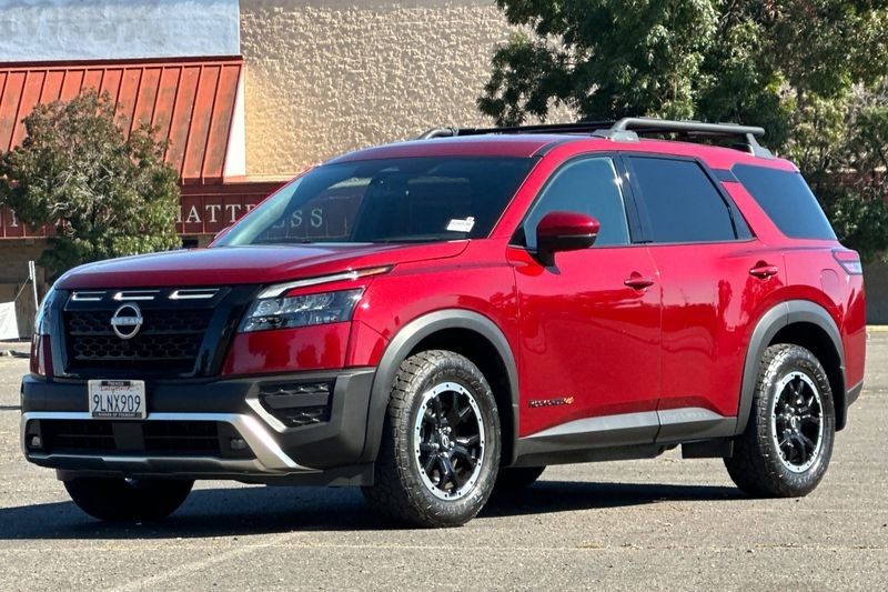Nissan Pathfinder Vehicle Full-screen Gallery Image 08