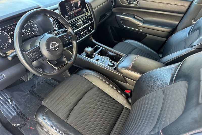 Nissan Pathfinder Vehicle Full-screen Gallery Image 10