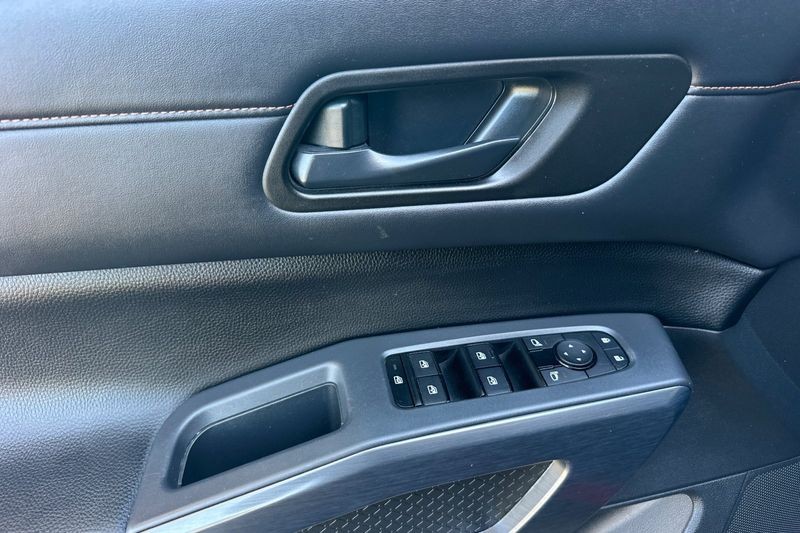 Nissan Pathfinder Vehicle Full-screen Gallery Image 11