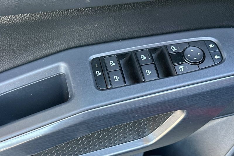 Nissan Pathfinder Vehicle Full-screen Gallery Image 12