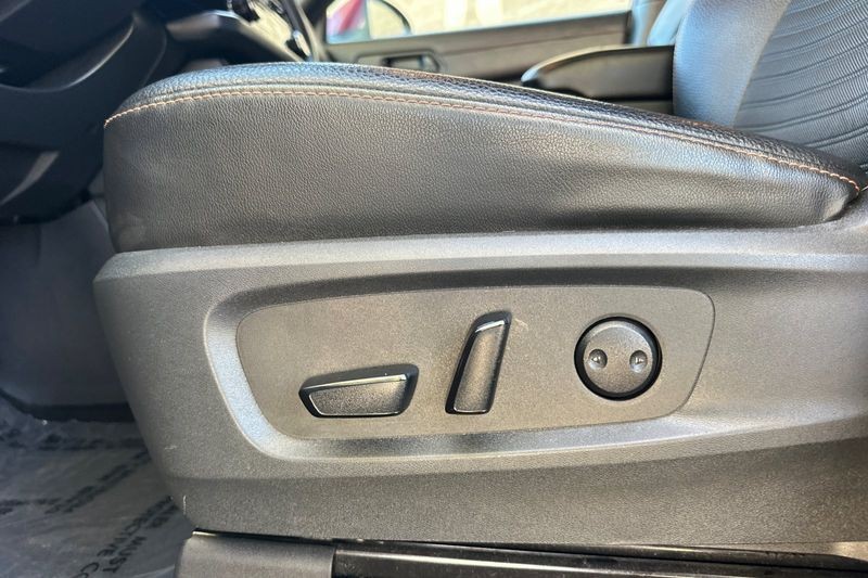 Nissan Pathfinder Vehicle Full-screen Gallery Image 13