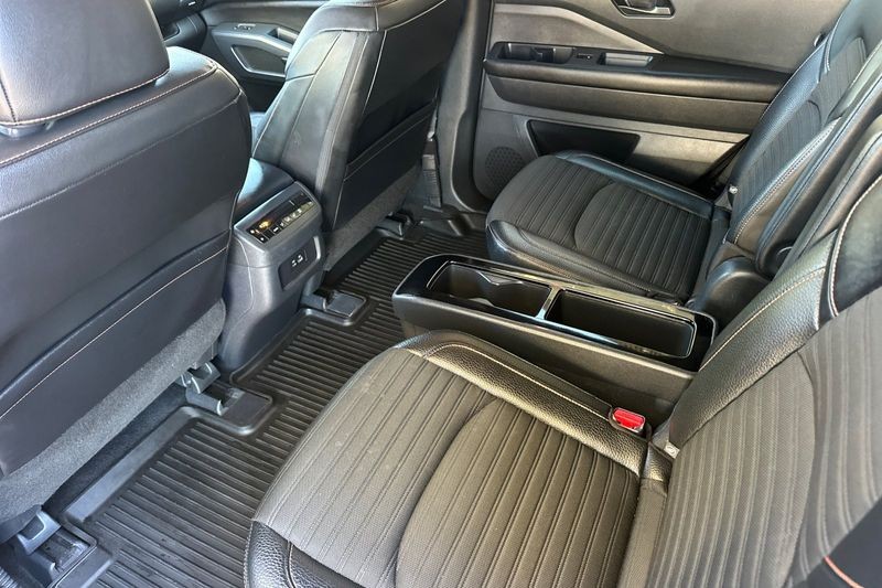 Nissan Pathfinder Vehicle Full-screen Gallery Image 14
