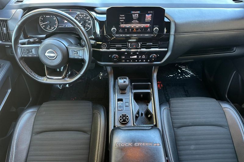 Nissan Pathfinder Vehicle Full-screen Gallery Image 15