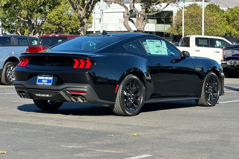 Ford Mustang Vehicle Full-screen Gallery Image 03