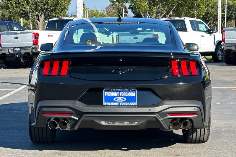 Ford Mustang Vehicle Full-screen Gallery Image 04