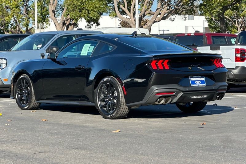 Ford Mustang Vehicle Full-screen Gallery Image 05