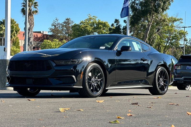 Ford Mustang Vehicle Full-screen Gallery Image 07