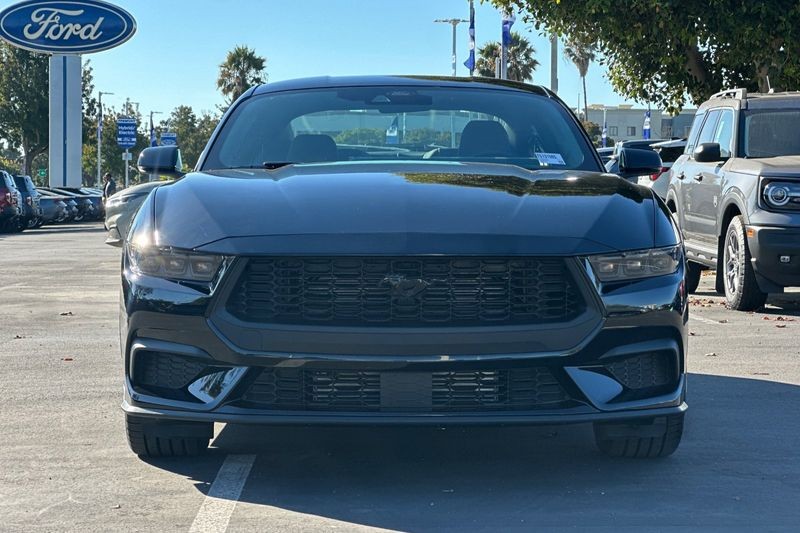 Ford Mustang Vehicle Full-screen Gallery Image 08